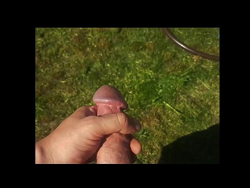 ❤️ Vroča lepotica dobi svojo rožnato pičko, ki jo jebe, in se zraven cmeri s curkom na poletnem vrtu ❌ Porn video na porno sl.xxxnd-com.ru